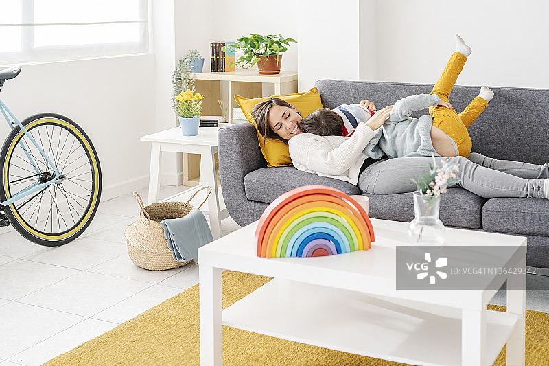 充满爱意的母亲在家中和孩子们玩耍图片素材