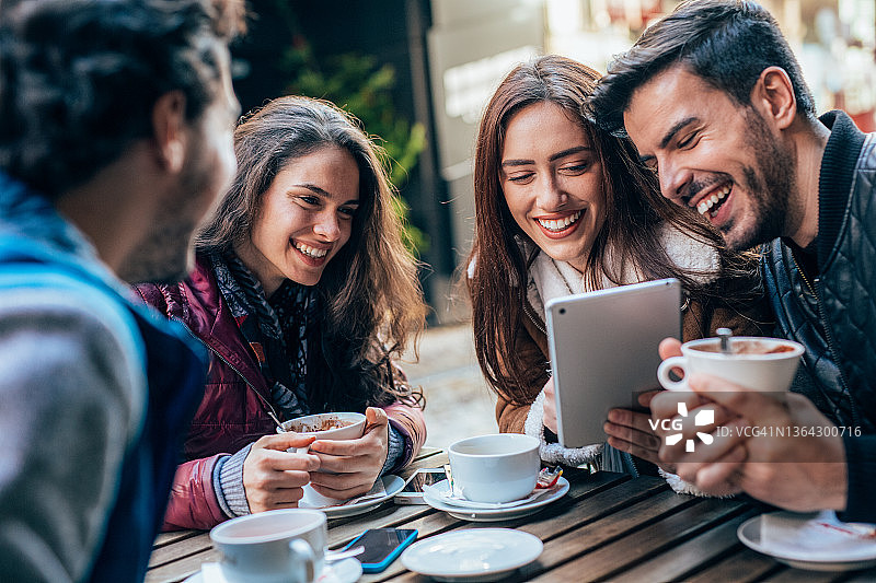 朋友们在咖啡馆聊天欢笑图片素材