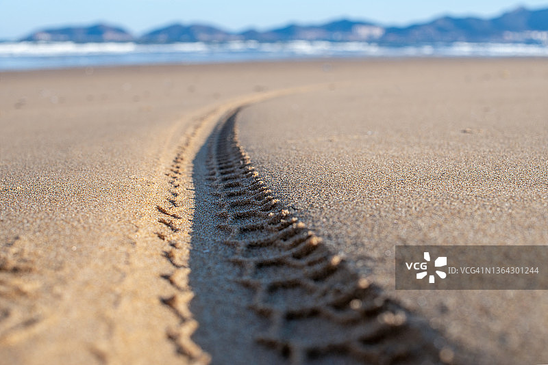 海滩上的车辙痕迹图片素材