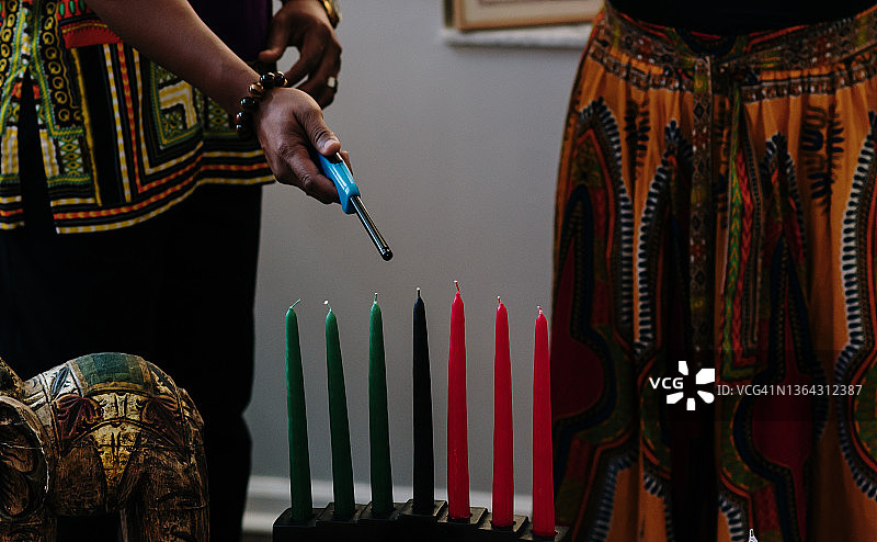 宽扎节庆典：准备点燃基纳拉蜡烛特写图片素材