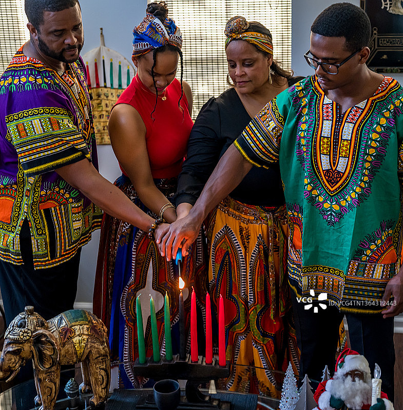 宽扎节庆祝活动，非裔美国家庭在家点燃基纳拉蜡烛，弘扬团结精神图片素材