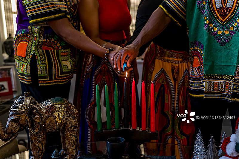 宽扎节庆祝活动：家人点燃团结精神的基纳拉蜡烛图片素材