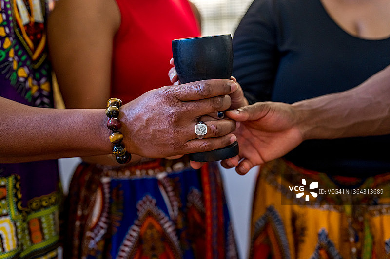 宽扎节庆祝活动：非裔美国家庭在家中一起举起团结杯图片素材