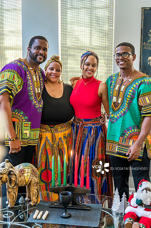 在家庆祝宽扎节的非裔美国家庭图片素材