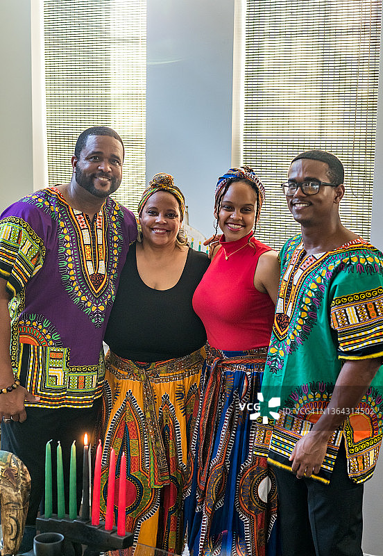 在家庆祝宽扎节的非裔美国家庭图片素材
