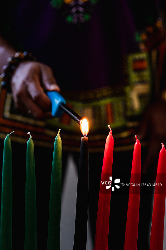 宽扎节庆祝活动，点燃基纳拉蜡烛特写图片素材