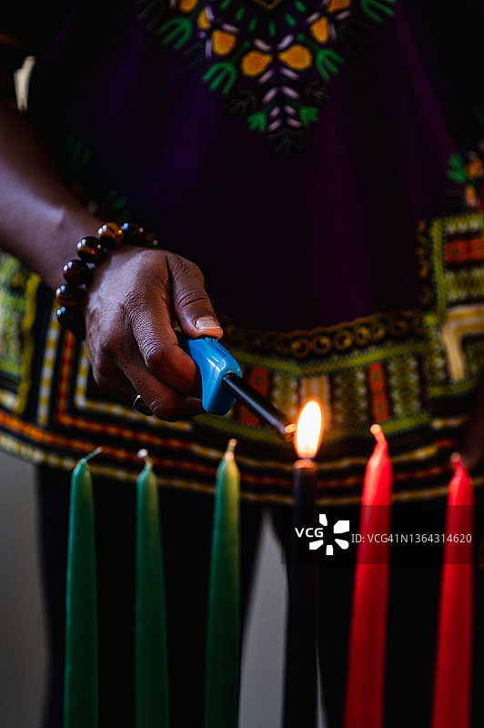宽扎节庆祝活动，点燃基纳拉蜡烛特写图片素材