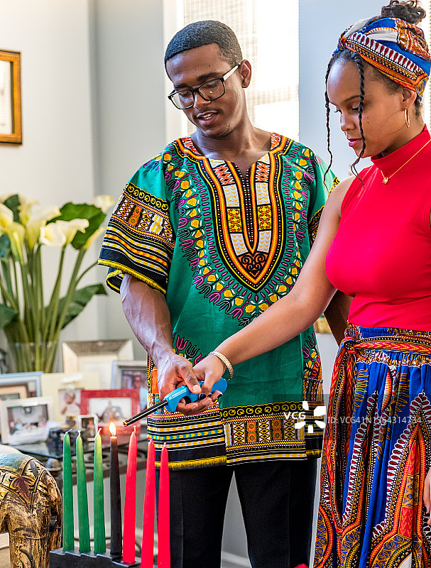 宽扎节庆祝活动：两人一起点燃基纳拉蜡烛，弘扬团结精神图片素材