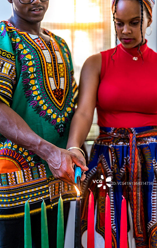 宽扎节庆祝活动：两人一起点燃基纳拉蜡烛，弘扬团结精神图片素材