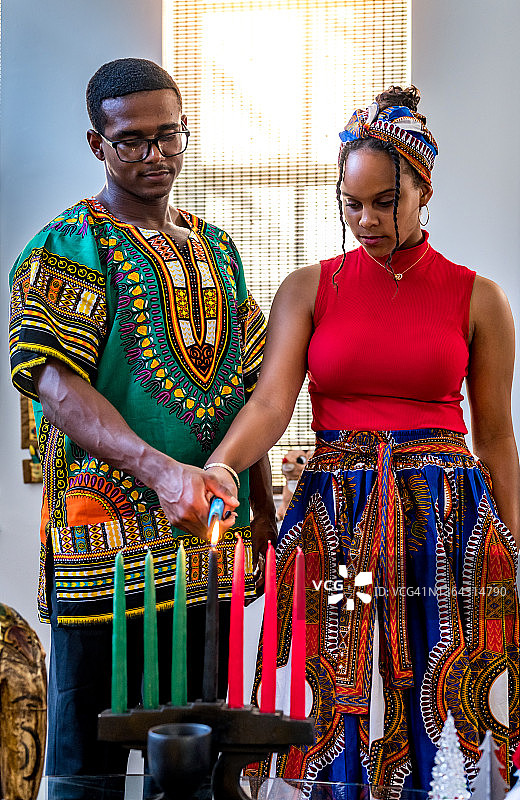 宽扎节庆祝活动：两人一起点燃基纳拉蜡烛，弘扬团结精神图片素材