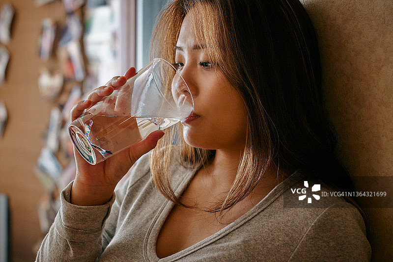 喝水的Z世代孕妇图片素材