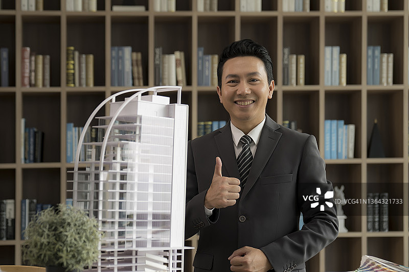 建筑师在施工现场办公室图片素材