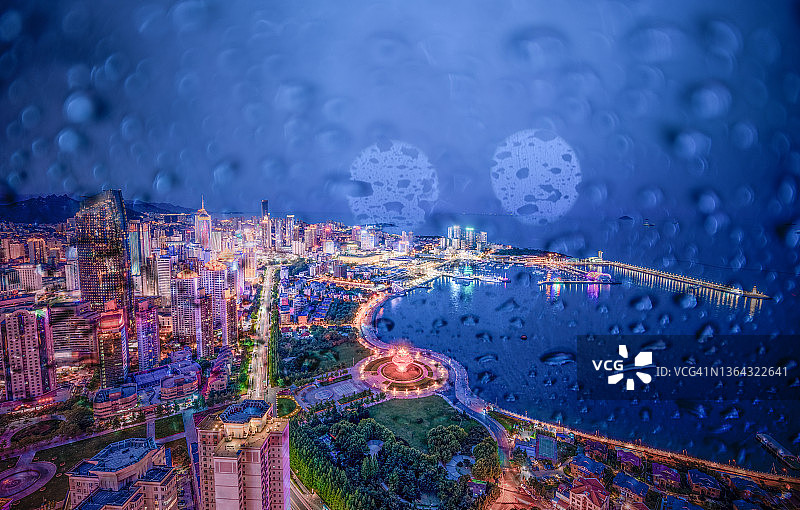 城市景观窗户上的雨滴图片素材