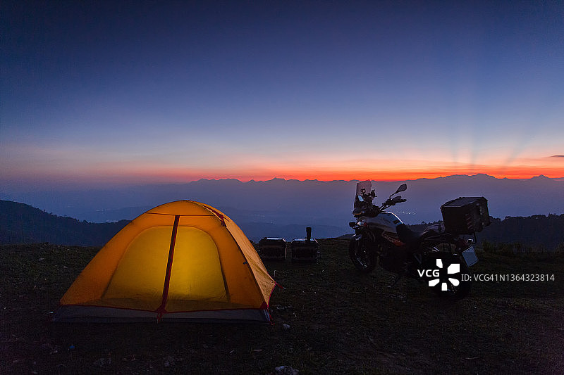 日落时分骑行者和摩托车的剪影图片素材
