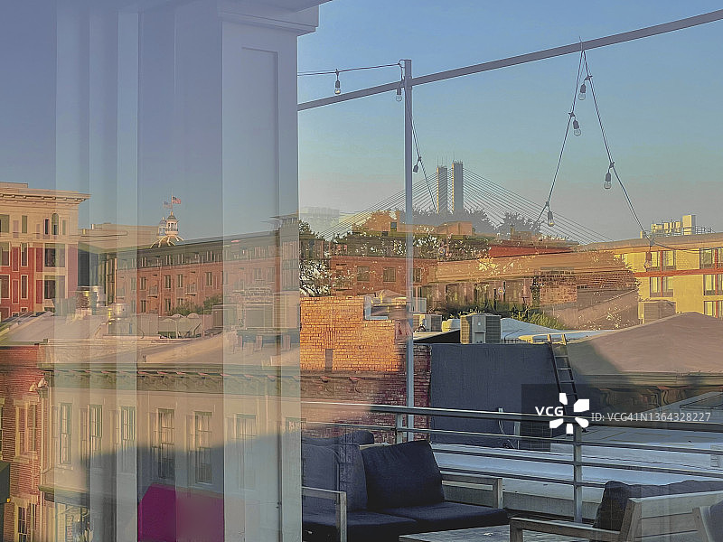 从屋顶酒吧看到的萨凡纳市中心窗户倒影图片素材