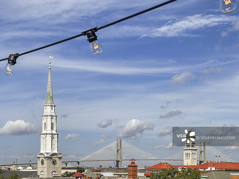 萨凡纳塔尔马奇大桥、主教教堂和历史悠久的市中心屋顶景观图片素材