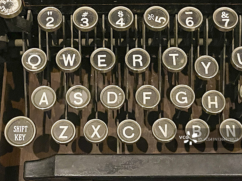 近景的钥匙上古董打字机图片素材
