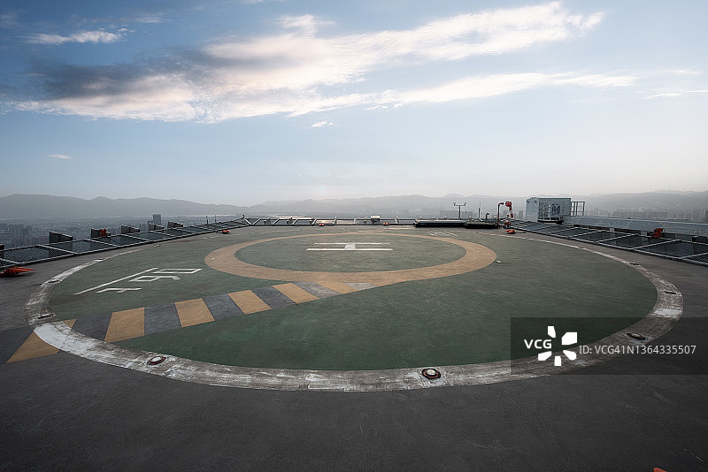 摩天大楼顶部的直升机停机坪图片素材