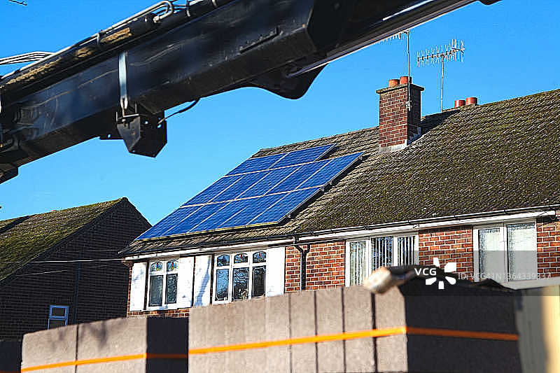 邻居家的太阳能电池板图片素材