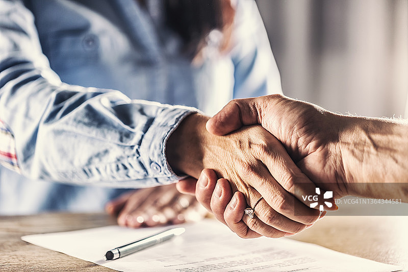 男女就签署的交易握手图片素材