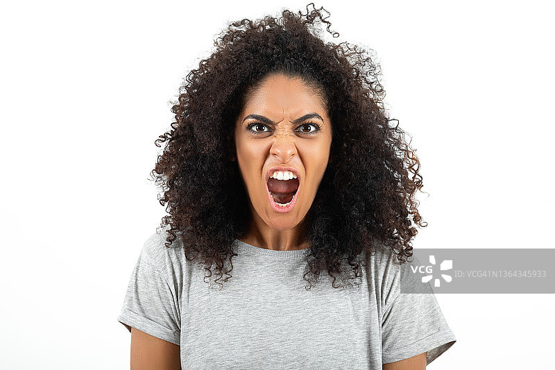 张着嘴的愤怒女人图片素材