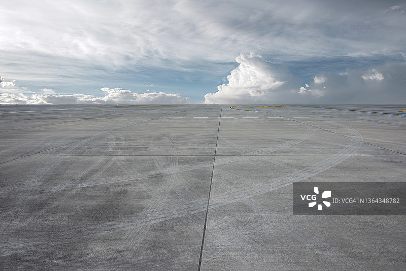 宽敞明亮的飞机跑道图片素材