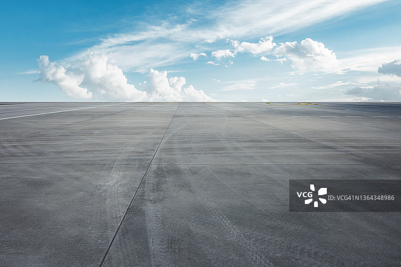宽敞明亮的飞机跑道图片素材