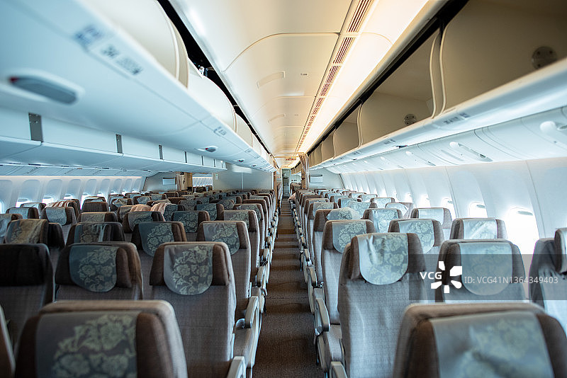 飞机宽敞明亮的内部图片素材