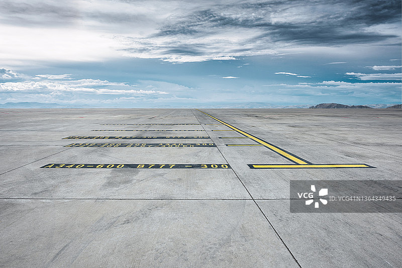 宽敞明亮的飞机跑道图片素材