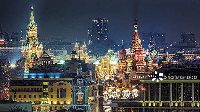 夜幕下的圣瓦西里大教堂和莫斯科克里姆林宫塔楼图片素材