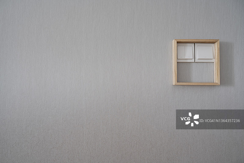 灰色墙上的白色电源插座图片素材