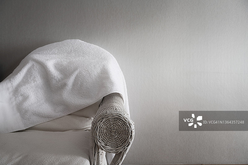 白色甘蔗椅上的白色毛巾图片素材