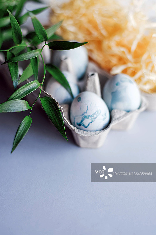 蓝色复活节彩蛋与蛋盒图片素材