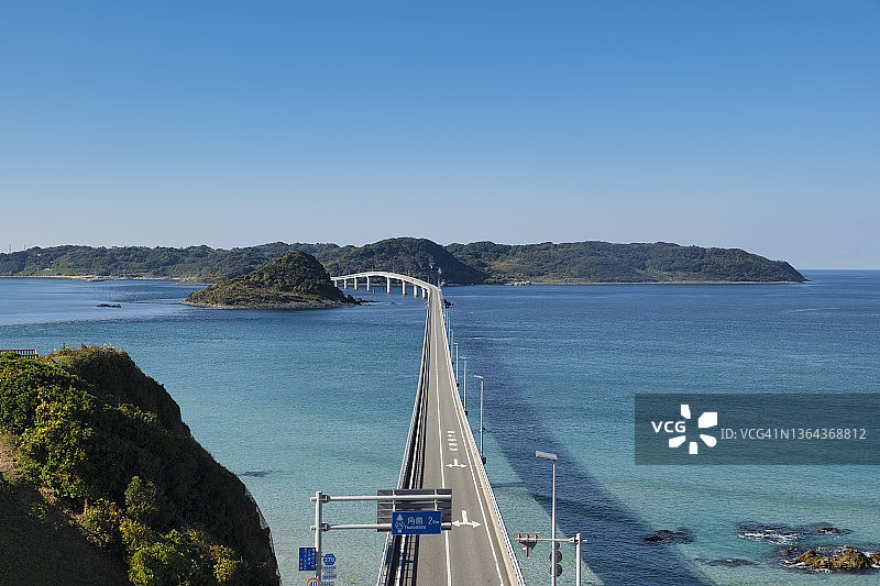 日本山口县的角岛大桥和翡翠绿的海图片素材