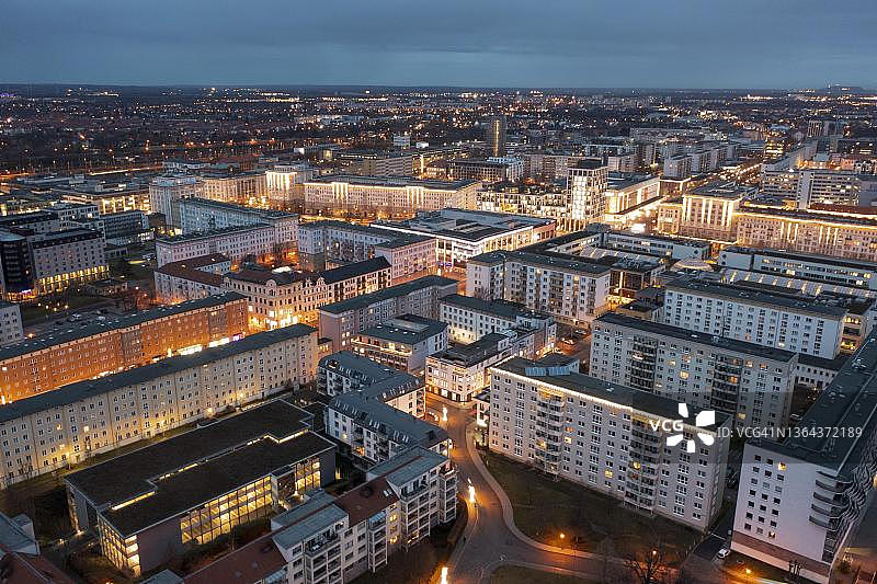 德国萨克森-安哈尔特州马格德堡市中心蓝色时刻的公寓楼和住宅楼图片素材