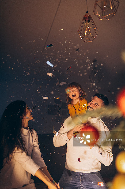 幸福家庭在彩纸雨下图片素材