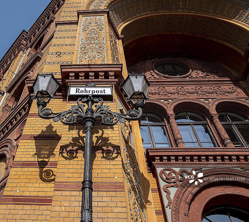 柏林奥拉宁堡大街历史邮局入口处的灯笼图片素材