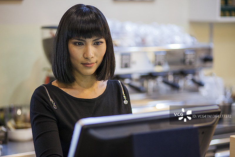 女服务员在电脑上输入订单图片素材