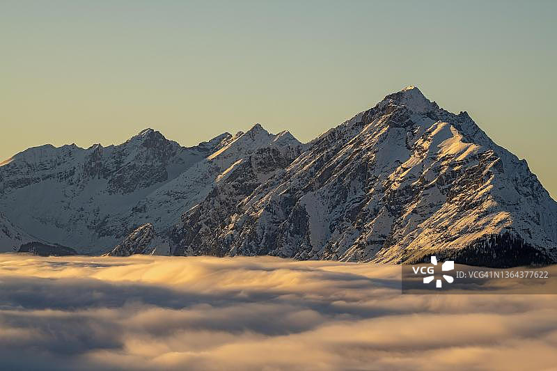奥地利蒂罗尔冬季山景：因河谷浓雾与卡文德尔山脉图片素材