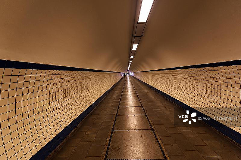 圣安娜隧道：斯海尔德河下的行人隧道，位于比利时安特卫普图片素材