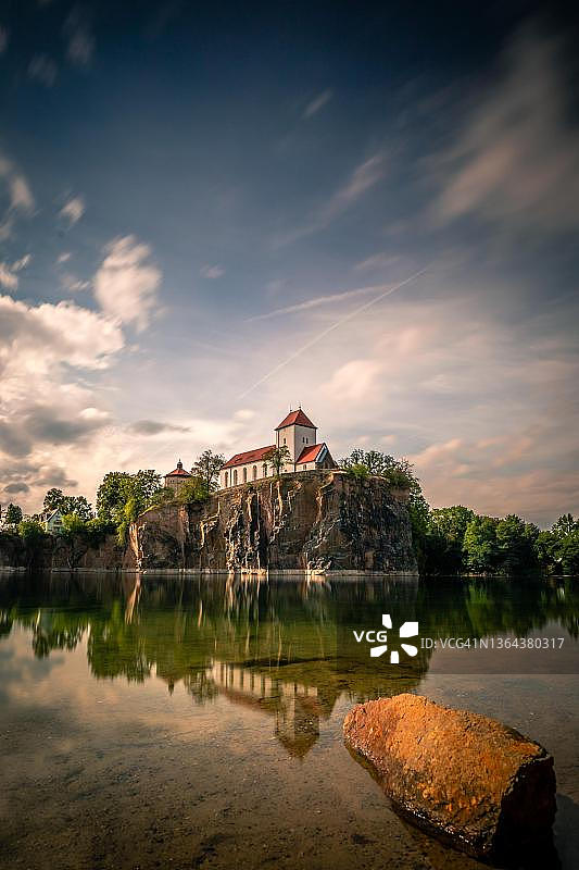 带有山地教堂和水塔的基希贝格，采石湖水中的倒影，德国萨克森州莱比锡附近布兰迪斯贝ucha图片素材