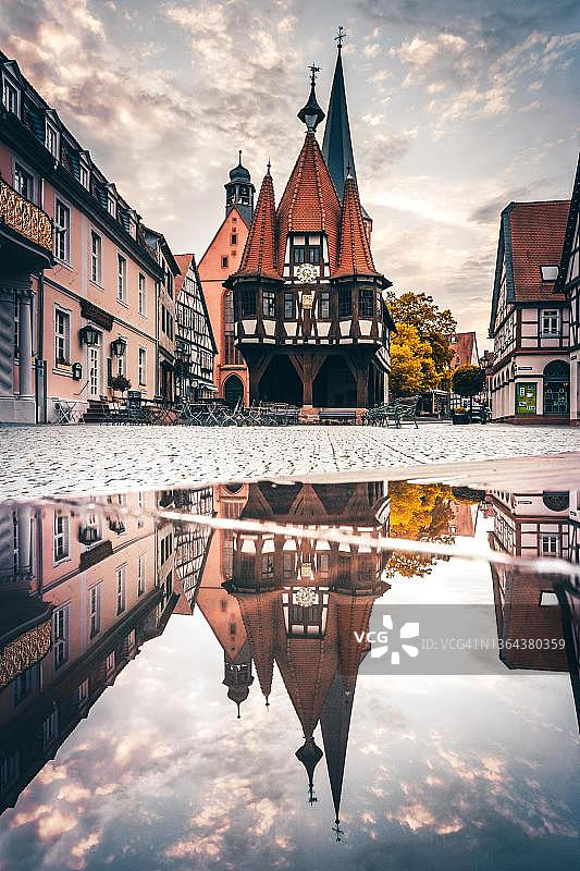 德国黑森州米歇尔施塔特市政厅和教堂图片素材