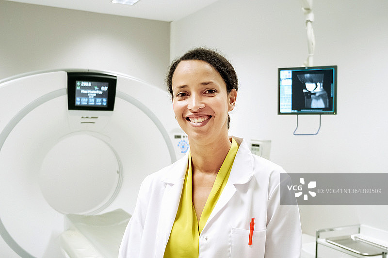 站在CT扫描仪前的医生肖像图片素材