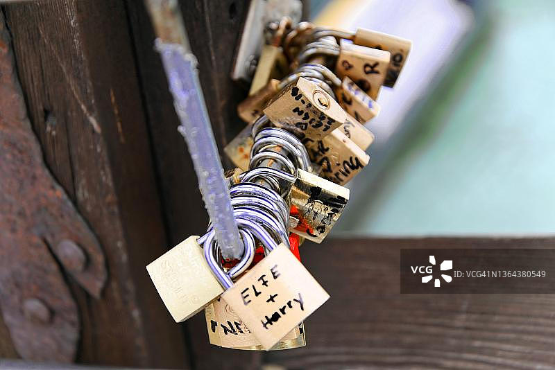 意大利威尼斯学院桥上的爱情锁图片素材