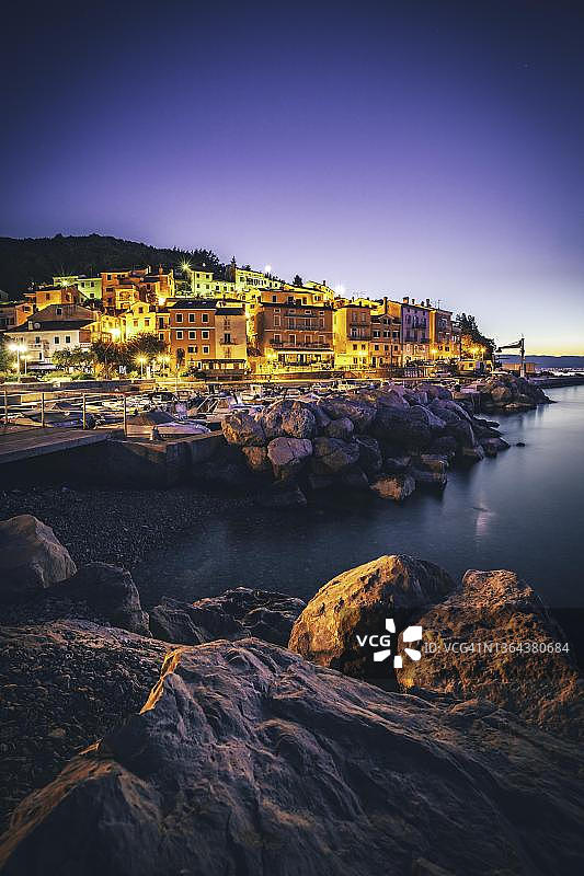 渔村清晨：克罗地亚莫什切尼奇卡德拉加，夸内尔海湾，亚得里亚海，伊斯特拉图片素材