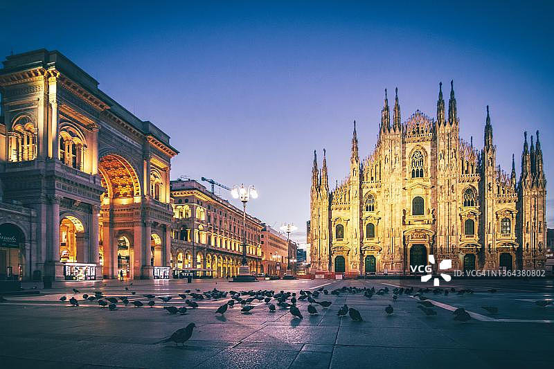 米兰大教堂：蓝色时段的日出图片素材