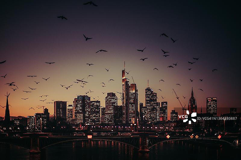 法兰克福天际线夜景：商业银行、德意志银行等图片素材