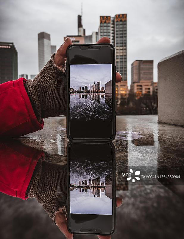 手机拍摄的德国法兰克福天际线图片素材