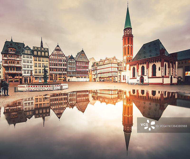 德国法兰克福老城罗马广场冬季景色图片素材