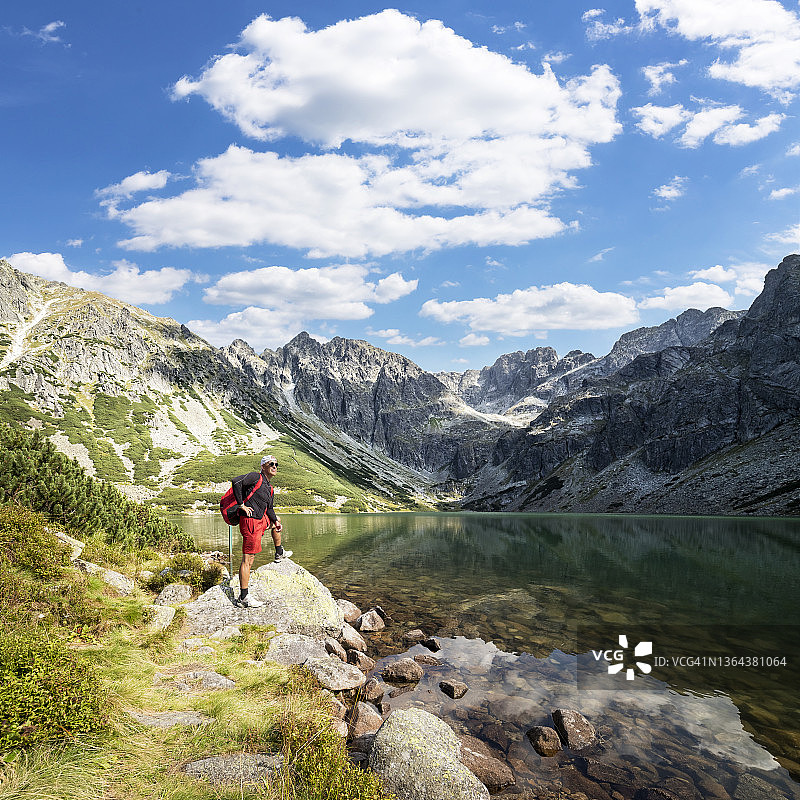 波兰度假：中年游客塔特拉山之旅图片素材
